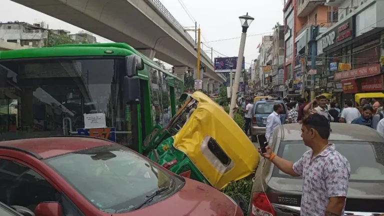 delhi-bus-accident-drivers-seizure-epilepsy-leads-to-multiple-vehicles-collisions-one-died