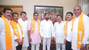 Maharashtra Politics: उद्धव ठाकरे गटाला मोठा झटका, 5 नगरसेवकांसह शेकडो कार्यकर्त्यांचा एकनाथ शिंदेंच्या सेनेत प्रवेश