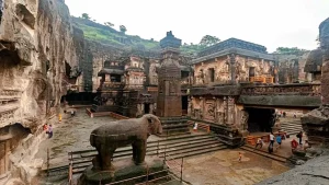 Ellora Cave : जगप्रसिद्ध वेरूळ लेण्यांतील गुहेत पाण्याची गळती, नवव्या शतकातील दुर्मिळ पेंटिंग्सना धोका