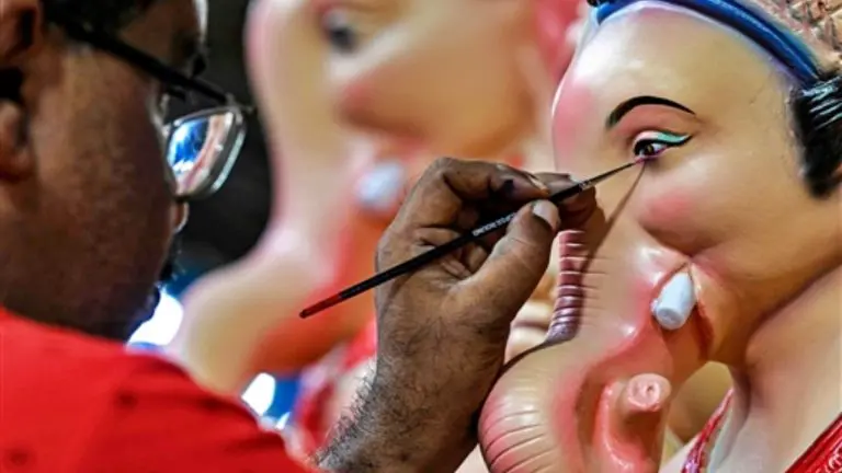 ganeshotsav-2025-ganeshas-arrival-is-just-a-few-days-away-sculptor-is-putting-the-final-touches-on-ganesh-idol