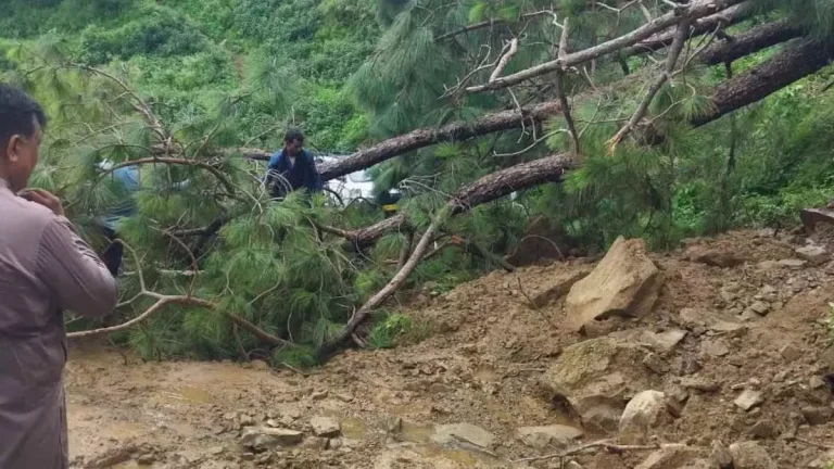 vikhroli-landslide-eyewitness-claims-no-prior-evacuation-notice-from-civic-authorities-as-two-die-in-hut-collapse