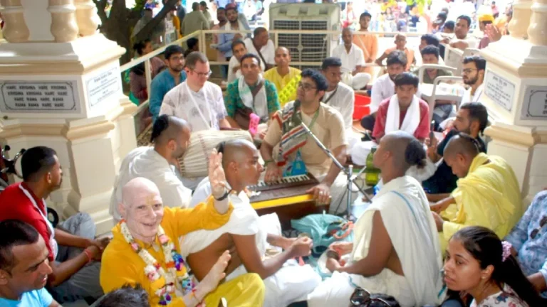 foreign-devotees-celebrate-janmashtami-with-fervor-in-vrindavan-at-iskcon-temple