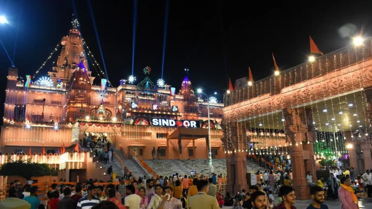 lakhs-of-devotees-witness-grand-celebration-of-krishnas-5252nd-birth-anniversary-in-mathura