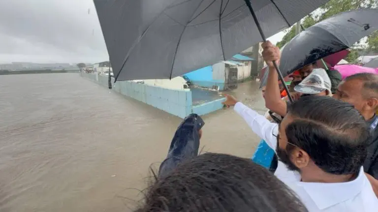 mumbai-rains-water-level-of-mithi-river-increases-ndrf-teams-boats-deployed-eknath-shinde-inspects