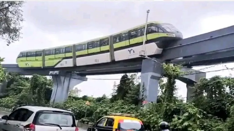 overcrowded-monorail-train-stopped-on-acharya-atre-chowk-station-to-offload-passengers