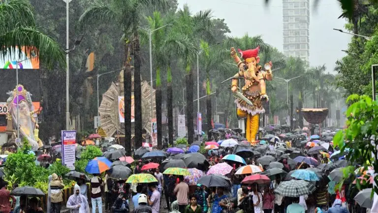 mumbai-heavy-rains-had-no-effect-the-enthusiasm-of-ganesh-devotees-ganesh-idol-reached-pandals-from-parel-workshop