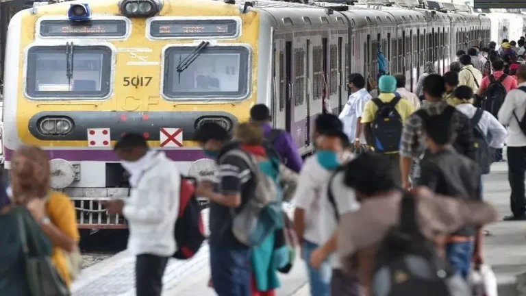 mumbai-local-train-runs-through-waterlogged-tracks-like-a-ship-amid-heavy-rains-disrupting-services