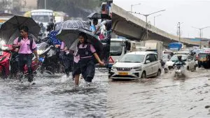 Mumbai Rains : मुंबईत मुसळधार..! अनेक लोकल रद्द, चक्का जाम, शाळा-महाविद्यालये व कार्यालयांना सुट्टी, परीक्षा पुढं ढकलल्या!