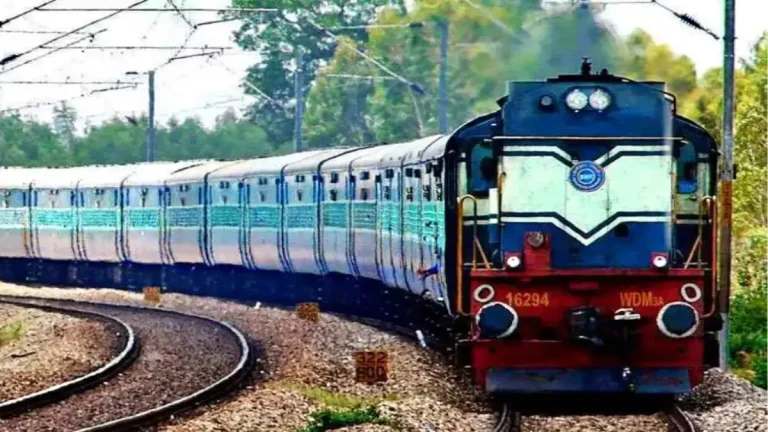 all-pune-mumbai-trains-and-many-trains-going-to-konkan-cancelled-routes-of-many-trains-changed-due-to-bad-weather