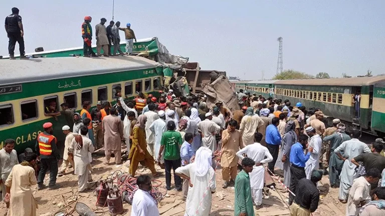 30-passengers-injured-as-islamabad-express-derails-near-lahore-in-pakistan-rescue-operations-underway