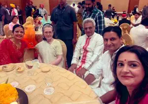 लाल साडीत महुआ मोइत्रांचा मनमोहक अंदाज, स्वागत समारंभात काँग्रेस, सपा, शिवसेना नेत्यांची गर्दी