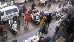 साताऱ्यात मद्यधुंद रिक्षा चालकाने महिला कॉन्स्टेबलला रक्तबंबाळ होईपर्यंत नेलं फरफटत, भयंकर घटना CCTV कॅमेऱ्यात कैद