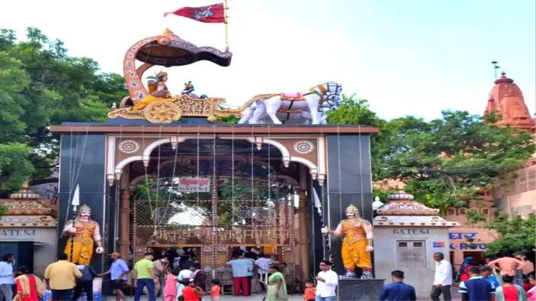 janmashtami-2025-excitement-at-the-birthplace-of-lord-krishna-in-mathura-221-kg-of-silver-and-rainbow-attire
