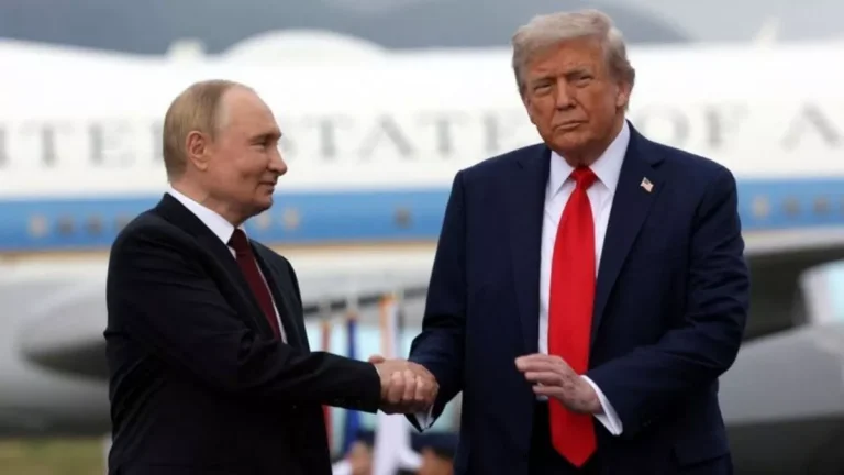 donald-trump-caught-on-hot-mic-whispering-to-macron-that-putin-wants-to-make-a-deal