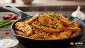 संध्याकाळी हलक्या नाश्त्यासाठी सर्वोत्तम आहे चिली गार्लिक पोटैटो, जाणून घ्या ते बनवण्याची सोपी रेसिपी