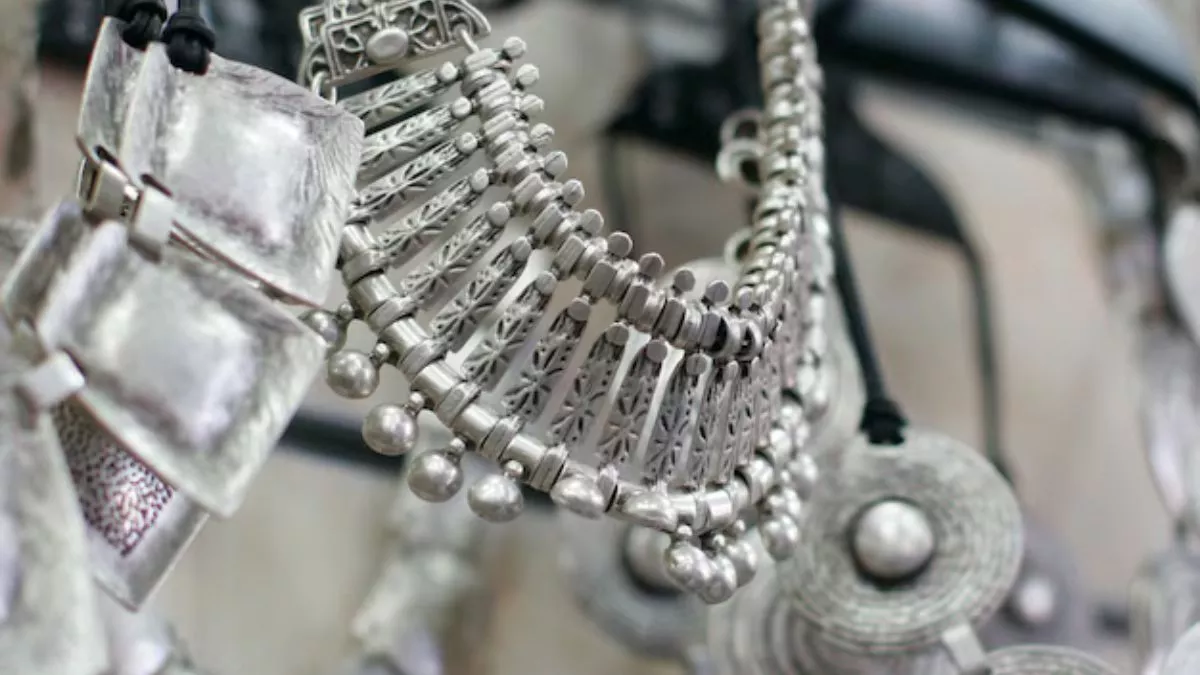 Silver Price Crash: चांदीचा फुगा फुटला! धाड…धाड… किमती थेट 2 लाखांनी घसरल्या 