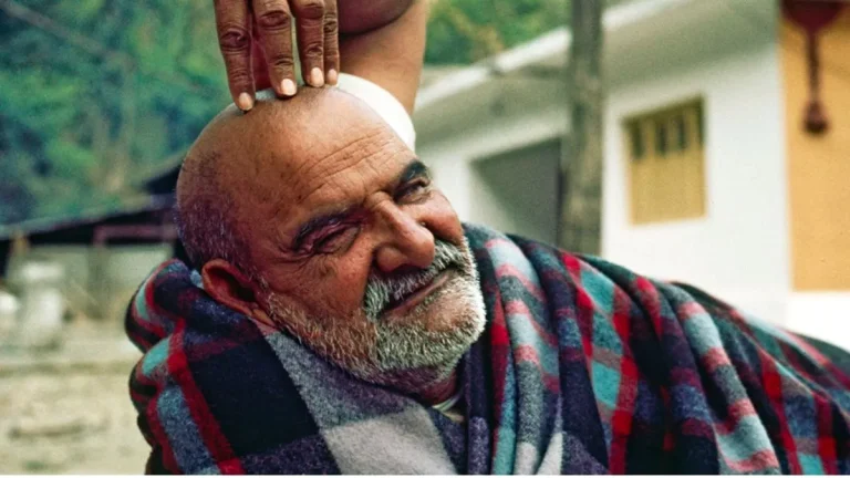 neem-karoli-baba-ashram-which-was-submerged-in-the-gomti-river-flood-in-1960-will-be-shown-in-the-film