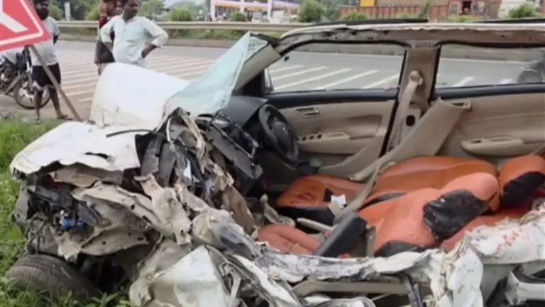 pune-accident-news-serious-accident-between-car-and-truck-in-pune-2-students-dead-two-injured
