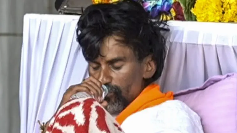 mumbai-police-notice-to-vacate-azad-maidan-manoj-jarange-patil-vows-stir-will-continue