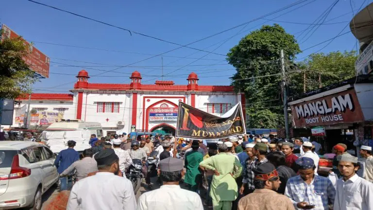 bareilly-police-lathi-charge-after-juma-amaaj-in-islamiya-market-for-i-love-mohammad