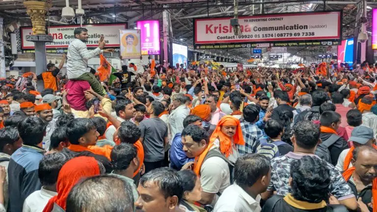 maratha-reservation-protest-update-manoj-jarange-patil-huge-crowd-of-maratha-protesters-at-csmt-station