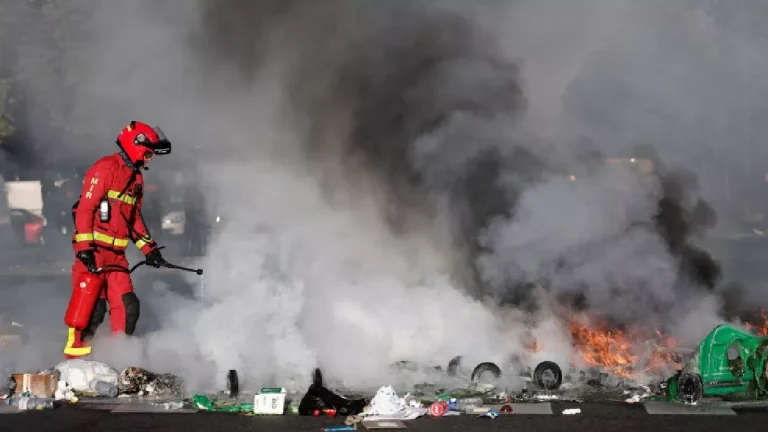 paris-erupts-in-violence-over-200-arrested-as-anti-government-protests-rock-french-capital