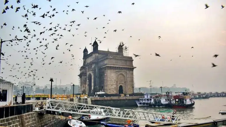 mumbai-high-tide-stormy-winds-and-rain-hit-gateway-elephanta-mora-bhau-hit-jnpt-passenger-launch-service-suspended