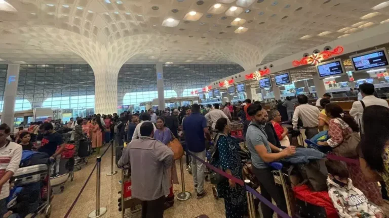 ruckus-at-mumbai-international-airport-passengers-suffer-due-to-flight-delays