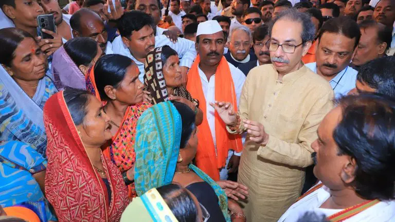 uddhav-thackeray-visits-heavy-rainfall-areas-in-marathwada-demands-loan-waiver-for-farmers