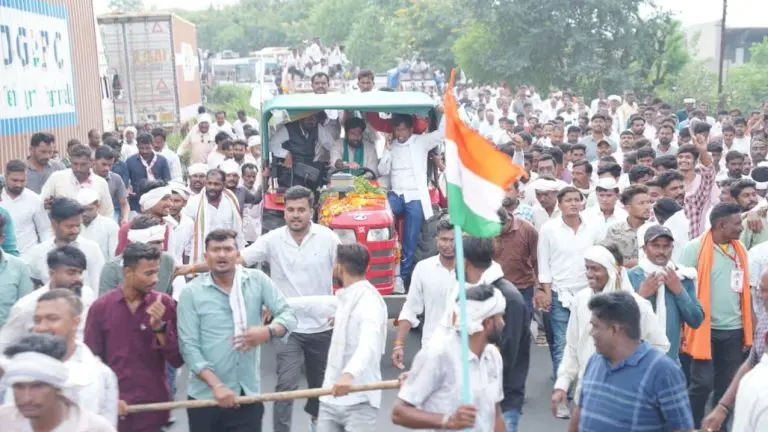 bacchu-kadu-protest-on-railway-track-in-nagpur-highway-blocked