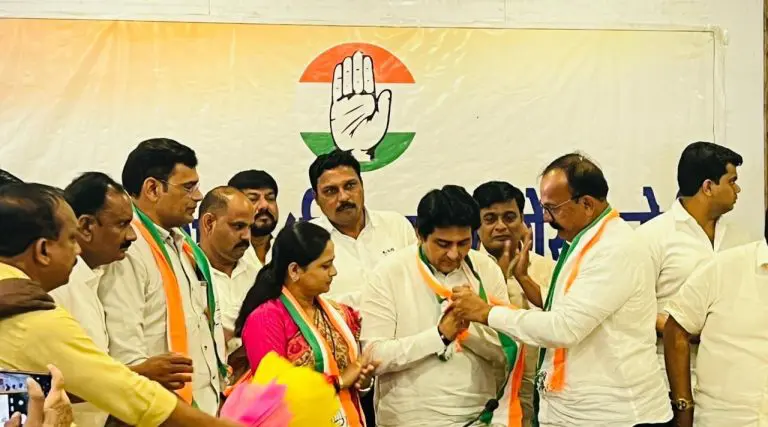 maharashtra-politics-hundreds-of-workers-including-bjp-leaders-from-chandrapur-join-congress