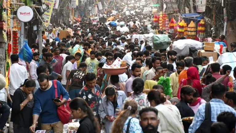 marathi-and-non-marathi-vendors-spar-on-putting-up-stalls-in-thane-woman-attempts-self-immolation