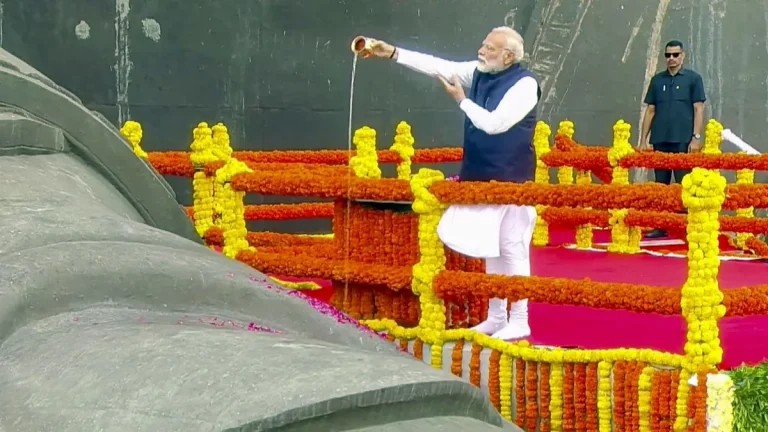 prime-minister-modi-paid-homage-to-sardar-patel-on-his-150th-birth-anniversary-at-the-statue-of-unity