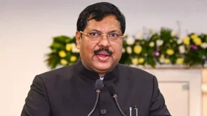 सर्वोच्च न्यायालयात राडा, मुख्य न्यायमूर्ती भूषण गवई यांच्यावर बूट भिरकावण्याचा प्रयत्न; घटनेवर CJI म्हणाले..