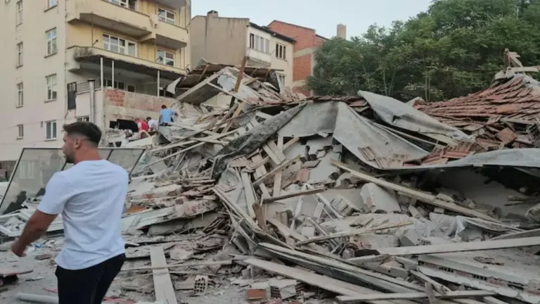 6-magnitude-earthquake-hit-in-turkiye-causing-panic-collapse-of-several-buildings