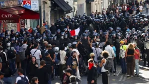 France Protests : फ्रान्समध्ये बजेट कपातीच्या विरोधात हजारो आंदोलक रस्त्यावर फतरले, आयफेल टॉवर बंद