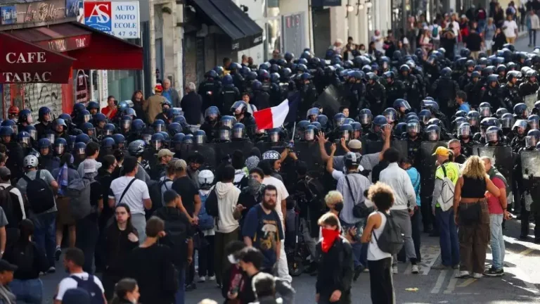 paris-protests-strike-against-budget-cuts-eiffel-tower-closed