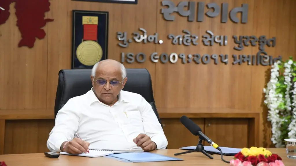 Gujarat  Politics : गुजरातच्या राजकारणात खळबळ; मुख्यमंत्र्यांना सोडून सर्व मंत्र्यांचे राजीनामे, काय आहे कारण?