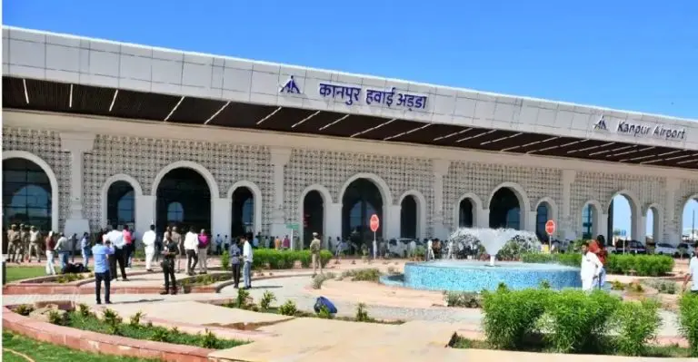 mumbai-kanpur-flight-doors-stuck-due-to-technical-glitch-passengers-stuck-for-half-an-hour-at-kanpur-airport