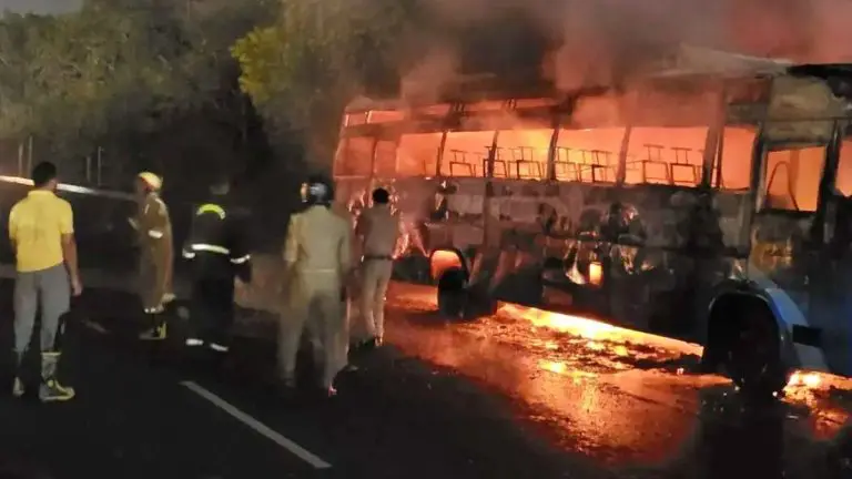 mumbai-jalna-bus-fire-bus-fire-from-mumbai-to-jalna-vigilance-of-driver-saved-lives-of-12-passengers