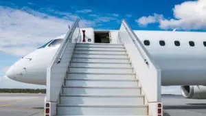 विमानात नेहमी डाव्या बाजूनेच का केले जाते बोर्डिंग? पाच मनोरंजक कारणांचा घेऊया शोध