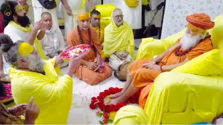 mathura-vrindavan-sant-premanand-maharaj-meets-gurusharanand-a-touching-reunion