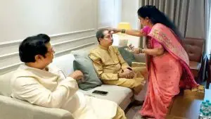 ठाकरे कुटूंबांतील नात्यांचा वाढला गोडवा! उद्धव-राज ठाकरेंनी एकत्र साजरी केली भाऊबीज, दोन्ही नेत्यांमधील सलग 5 व्या भेटीने राजकारणात खळबळ
