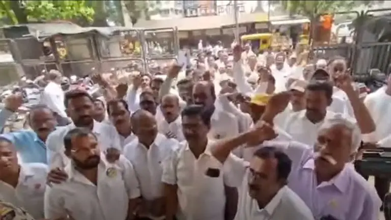 kolhapur-news-shirol-sugarcane-farmer-protest-farmers-burn-factory-vehicles-demand-announcement-of-sugarcane-prices