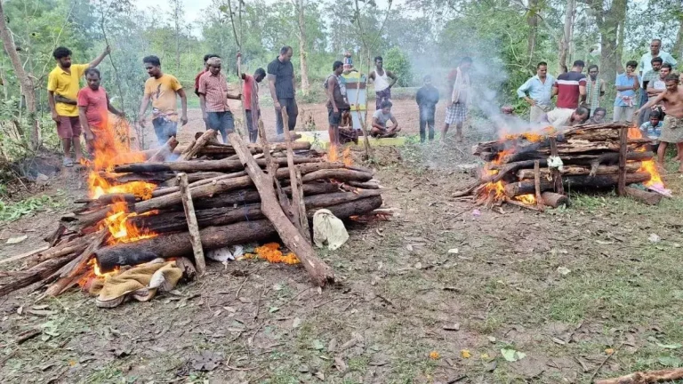 walk-through-riverbed-only-way-to-reach-crematorium-rue-residents-of-beed-village