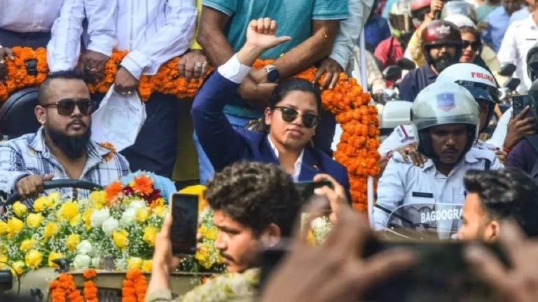 richa-ghosh-chief-minister-mamata-banerjee-presents-banga-bhushan-award-gold-chain-and-dsp-appointment-letter