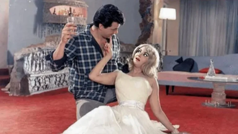 dharmendra-film-phool-aur-patthar-celebrated-its-golden-jubilee-at-the-box-office-ruled-the-theaters-for-50-consecutive-weeks