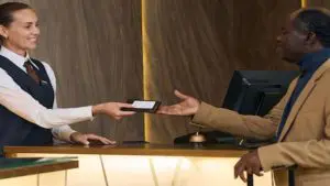 Hotel Check-In ची वेळ का आहे दुपारी 12 वाजता? बहुतेक लोकांना आतील गोष्ट नसेल माहित