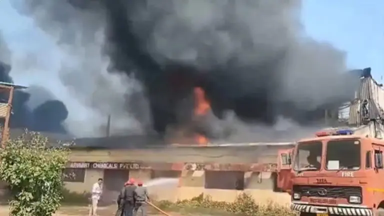 jalgaon-fire-news-massive-fire-breaks-out-at-chemical-factory-in-jalgaon-12-people-rescued