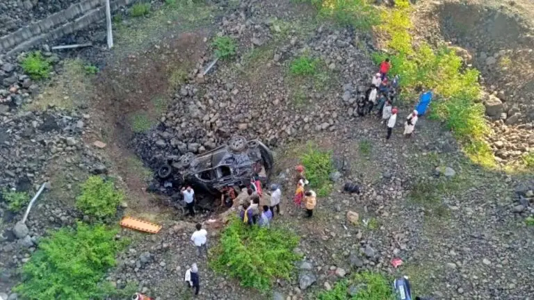 mumbai-delhi-expressway-accident-five-killed-as-car-falls-into-ravine